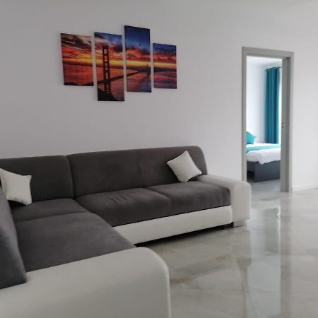 Aqua West Apartment Free Parking- Self Check-In Oradea Exterior photo