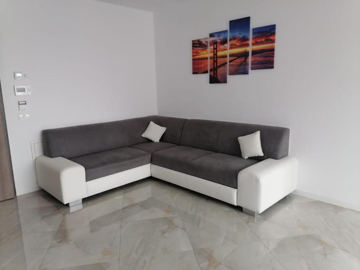 Aqua West Apartment Free Parking- Self Check-In Oradea Exterior photo